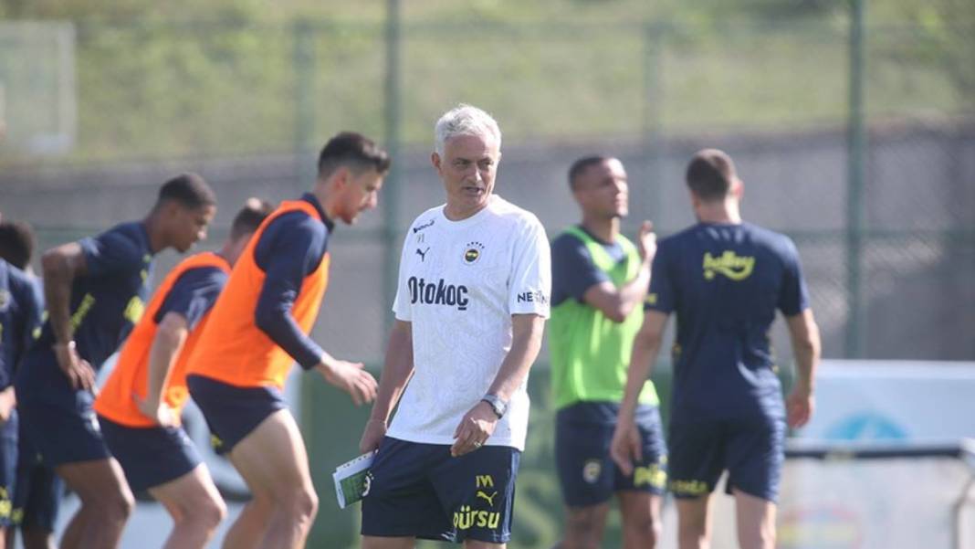 Fenerbahçe'de deprem üstüne deprem! Jose Mourinho 3 milyon euroluk yıldıza kapıyı gösterdi. Eski takımına geri dönüyor 1